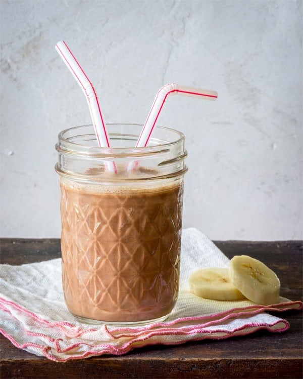 MORNING SMOOTHIES TO GO: Peanut Butter Chocolate Smoothie // TheFresh20